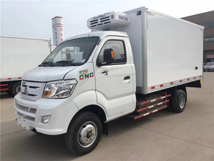 重汽王牌油氣兩用3米7冷藏車(chē)